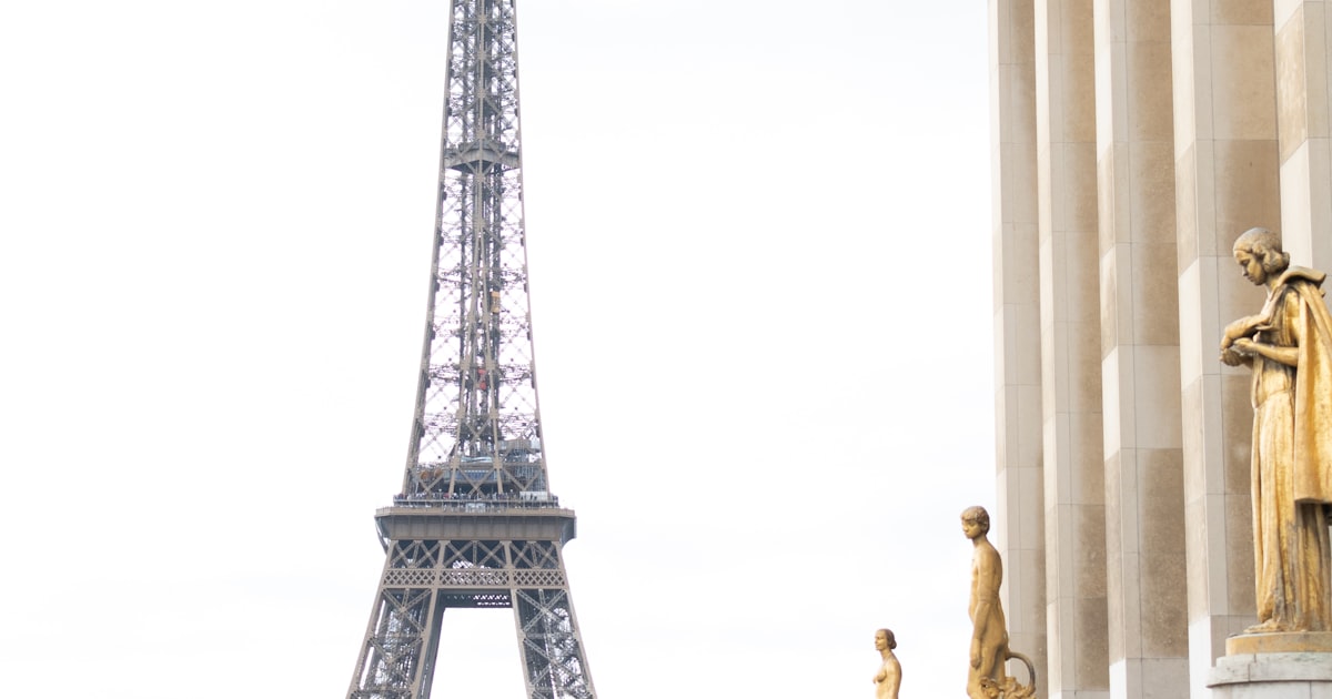 Paris Pickpockets Shut Down the Eiffel Tower Before. The Playbook Still Works
